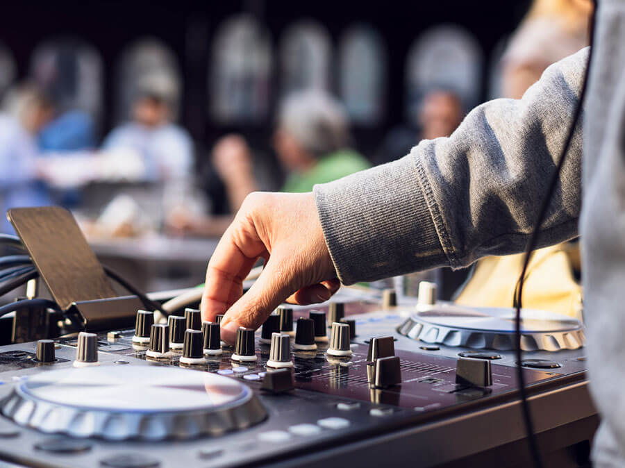 DJ Piers Kemp